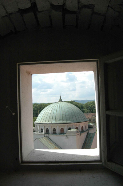 pohľad z 1. poschodia veže na židovskú synagógu